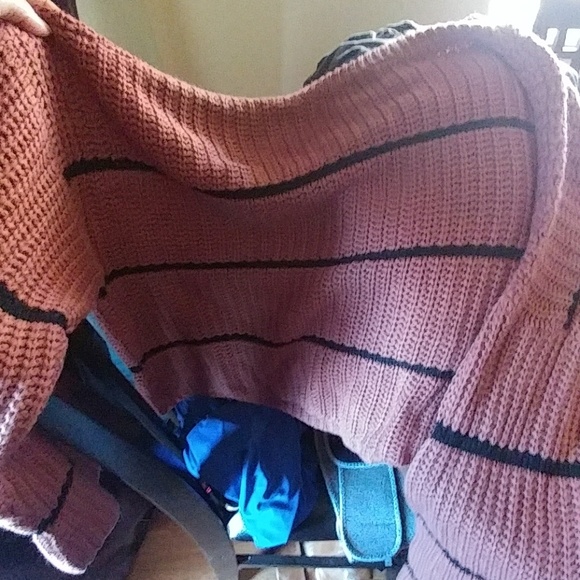 EUC Cropped Sweater - Picture 3 of 4